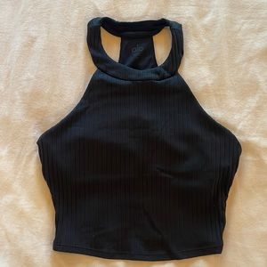 Cropped Ribbed Alo Workout Top in Black (XS)